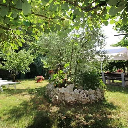 Sabina With Beautiful Garden Casa de Férias