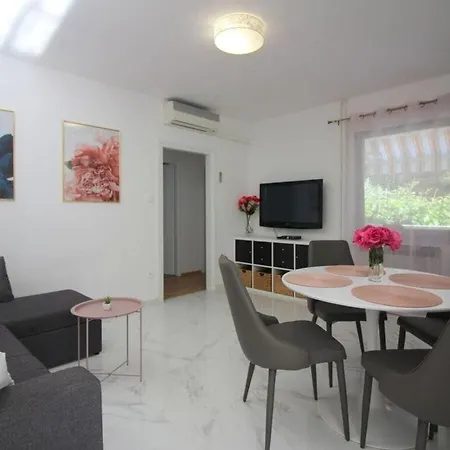Vakantiehuis Sabina With Beautiful Garden *